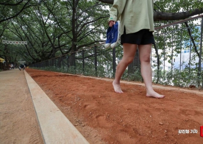 [포토] '신발은 잠시 손에 들고'