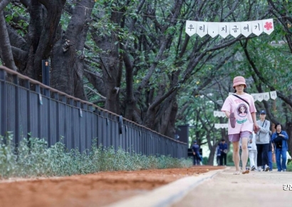 [포토] 안양천에 마련된 '맨발 황톳길'