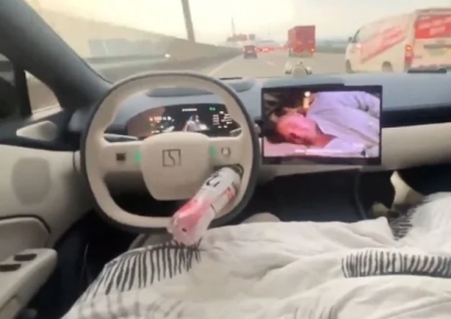 자율주행 믿고 '쿨쿨' 운전자 욕먹는데 …"신뢰 감사하다"는 中 전기차