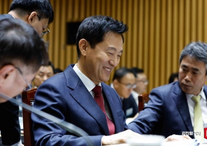 [포토] 국정감사 출석해 환하게 웃는 오세훈 서울시장