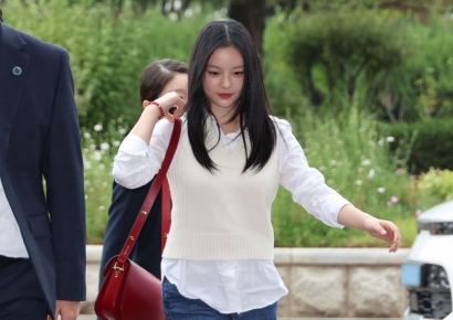 국회 출석한 '따돌림 논란' 뉴진스 하니…여유있는 미소[2024 국감]