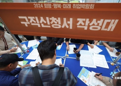 일자리 못 찾는 청년들…고용률 4년만 최대 감소, 9개월째 하락