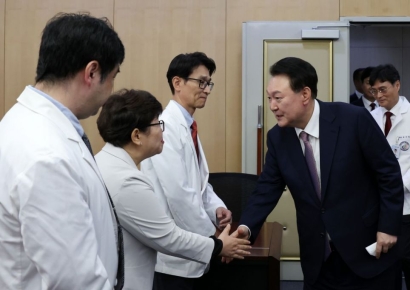 제주대병원 찾은 尹…"빠른 시일 내 상급종합병원 지정되게 지원"