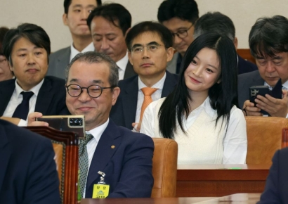 국정감사서 하니와 셀카 논란…한화오션 "임원의 매우 부적절한 행동"