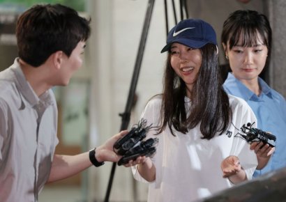 민희진, '뉴진스 템퍼링' 의혹에 하이브 전 대표·기자 줄고소…"법적 책임 지길"