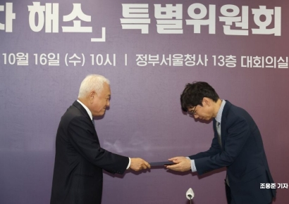 [포토] 일자리 특위 위원장에게 위촉장 주는 김한길 위원장