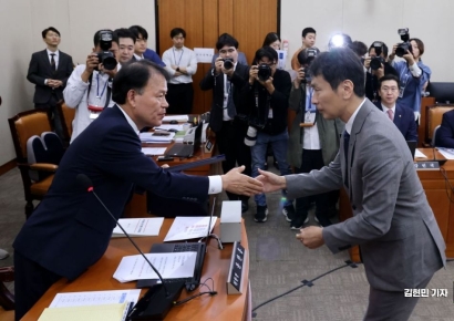 [포토] 국정감사 선서문 제출하는 이복현 금감원장