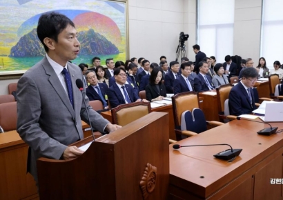 [포토] 국감장 선 이복현 금감원장 "중대 금융사고 발본색원할 것"