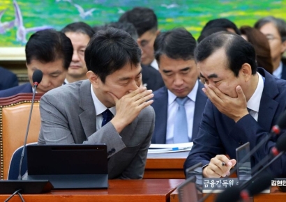 [포토] 대화하는 이복현 금감원장과 이세훈 수석부원장