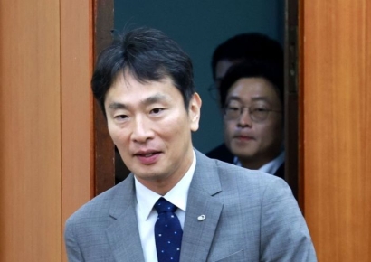 [포토] 국감장 들어서는 이복현 금감원장