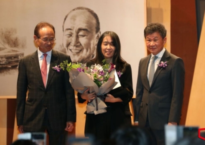 [포토] 포니정 혁신상 시상식서 모습 드러낸 작가 한강
