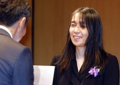 [포토] 상패 전달 받는 작가 한강