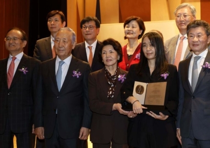 [포토] 작가 한강, 노벨상 발표 후 첫 행보 나서