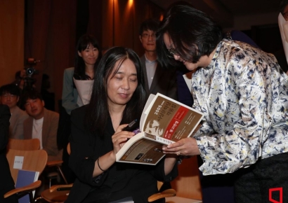 [포토] 한강, 노벨문학상 이후 첫 공식 석상 등장