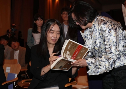 "출근길 독서하는 내 자신에 놀랐다"…한강에 열광하는 중국인들[中돋보기]