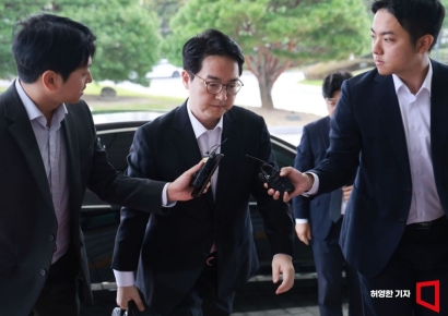 [포토] 말없이 출근하는 심우정 검찰총장