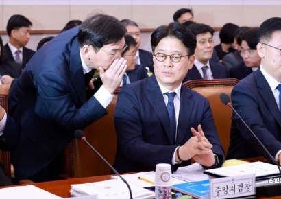 [포토] 조상원 4차장과 대화하는 이창수 중앙지검장