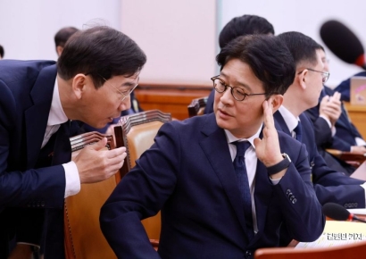 [포토] 대화하는 이창수 중앙지검장과 조상원 4차장