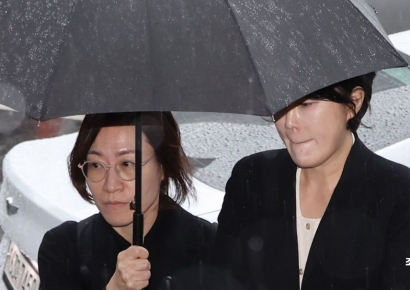 [포토] 사고 13일만에 출석하는 문다혜 