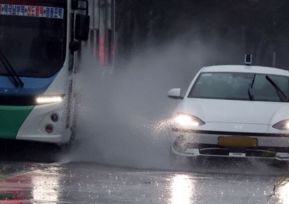[포토] 물보라 일으키며 달리는 차량