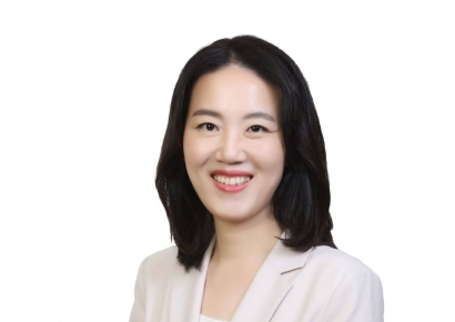 "오빠는 당연히 제 남편"…결혼 자축글 올린 국힘 대변인에 사퇴 요구까지