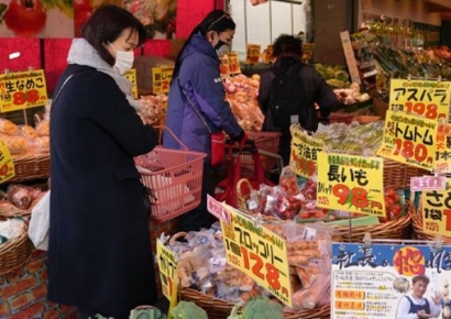 "과일·고기 못 먹겠다"…식품값 급등한 日 엥겔계수 42년만 최고