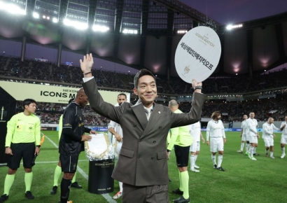 축구 전설들의 귀환…게임보다 더 게임 같았던 '넥슨 아이콘 매치' 