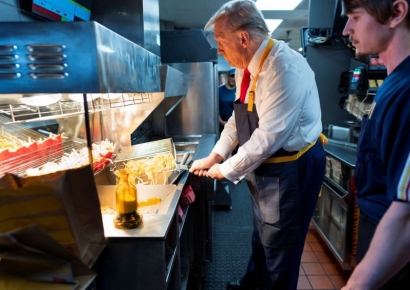 맥도널드 일일 종업원 된 트럼프 "해리스는 일한 적 없어"