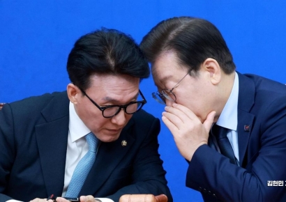 [포토] 김민석 의원과 대화하는 이재명 대표