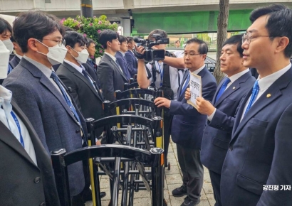 [포토] 가로 막힌 김건희 여사 동행명령장