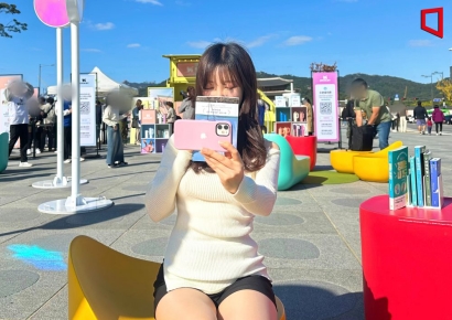 [현장]"한강 책 들고 인증샷 찍어요"…'한강 열풍'에 서울 야외도서관 '북적'