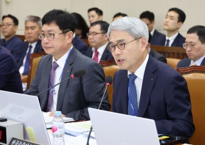 윤희성 수출입은행장 "北 차관 회수 위해 가압류 등 검토"