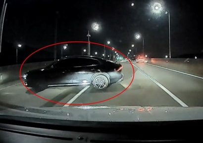 "제정신인가" 고속도로 중앙분리대 넘어 유턴한 운전자 '경악'