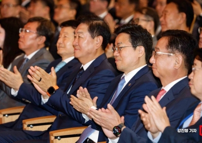 [포토] 전자IT의 날 참석한 박성택 산업부 1차관-한종희 삼성전자 부회장