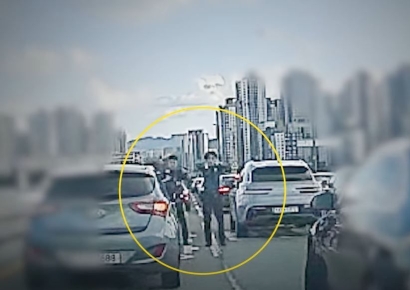 "길 좀 비켜주세요"…도로 위 뛰어다닌 경찰, 심정지 아기 살려