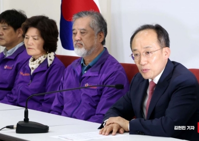 [포토] 이태원 참사 유가족과 만나 발언하는 추경호