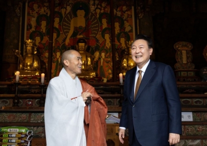 尹대통령 "힘든 상황 있지만 업보로 생각…돌 던져도 맞고 가겠다"