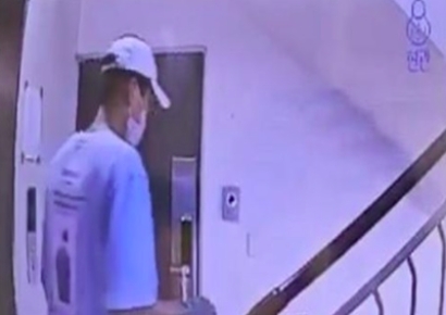 "샤워하는 모습 보고"…남의 집 찾아가 30분 넘게 문 두드린 남성