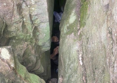 휴대폰 주우려다 그만…7시간 동안 바위틈에 거꾸로 끼인 여성