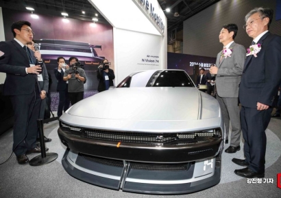 [포토] 현대차 수소 슈퍼카 'N비전74' 설명 듣는 산업부 장관