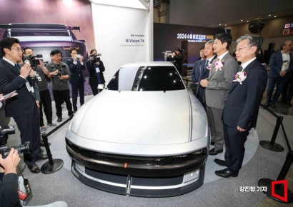 [포토] 현대 수소차 'N Vision 74' 보는 안덕근 산업부 장관