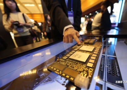 [포토] AI 전용 반도체칩 선보인 하이닉스