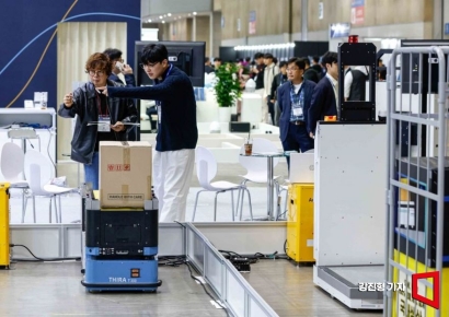 [포토] 2024 로보월드 물류로봇 시연 펼쳐