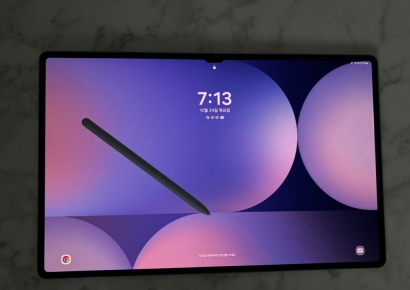 [써보니]태양광에도 선명 '갤탭S10 울트라'…'삐뚤빼뚤' 필기도 정렬