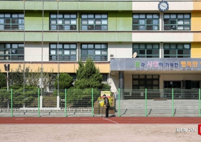 '외딴 섬' 요양원 대신 '동네 폐교'를 노인 보금자리로[내 집을 시니어하우스로]