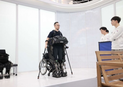 스스로 걸어온 로봇, 하반신 장애인을 일어나게 하다