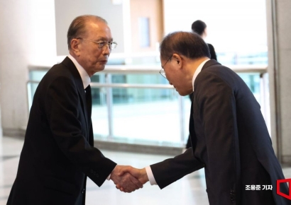 [포토] 윤재옥 의원과 인사하는 김기춘 전 비서실장