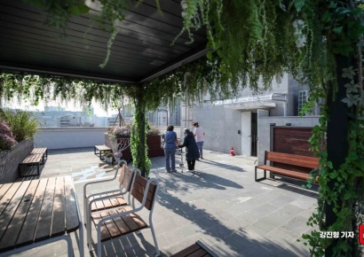 노인 돌봄 ‘인력 파산’ 위기 오나…KDI "2043년 요양보호사 99만 명 부족"