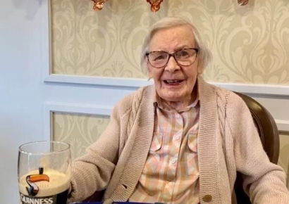 105세 英 할머니가 꼽은 장수 비결…"맥주 마시고 결혼하지 마"