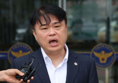 "의협회장, 고소취하 대가 5만원권 1억 요구"…의협 "취하 생각 없었다"